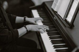 L'importance de la posture et de l'ergonomie dans l'apprentissage du piano - conseils et astuces pour les débutants