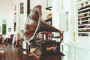 Aménagement intérieur pourquoi choisir un vieux phonographe