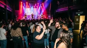 Concerts debout à Paris : 9 vérifications si vous êtes gros